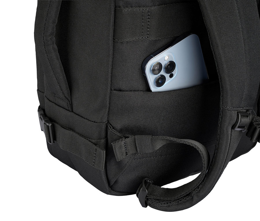 Nahaufnahme einer schwarzen Rucksackseite mit einem Smartphone in der Seitentasche.
