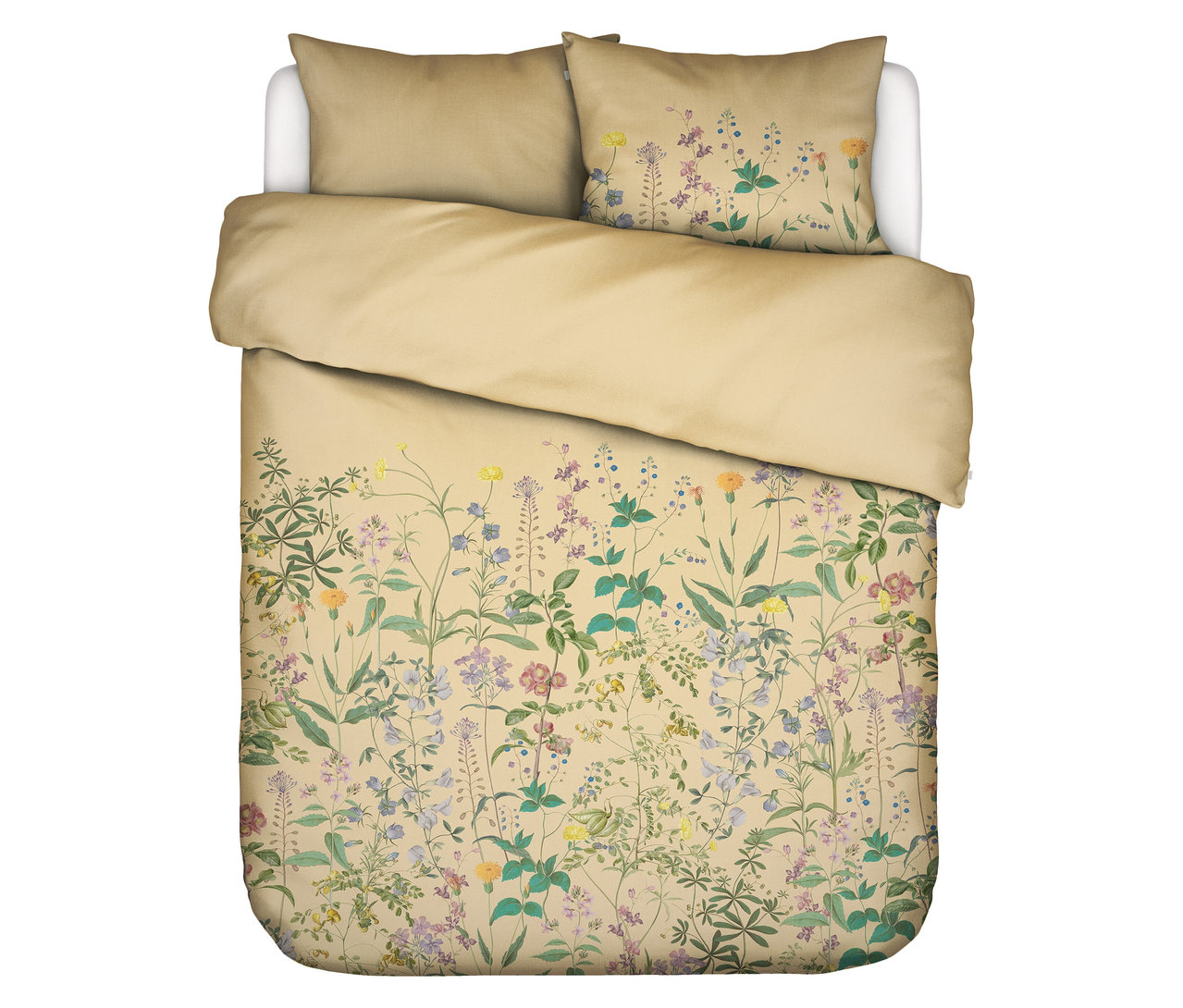 Beige Bettwäsche mit Blumenmuster, bestehend aus Kissen und Bettdecke.