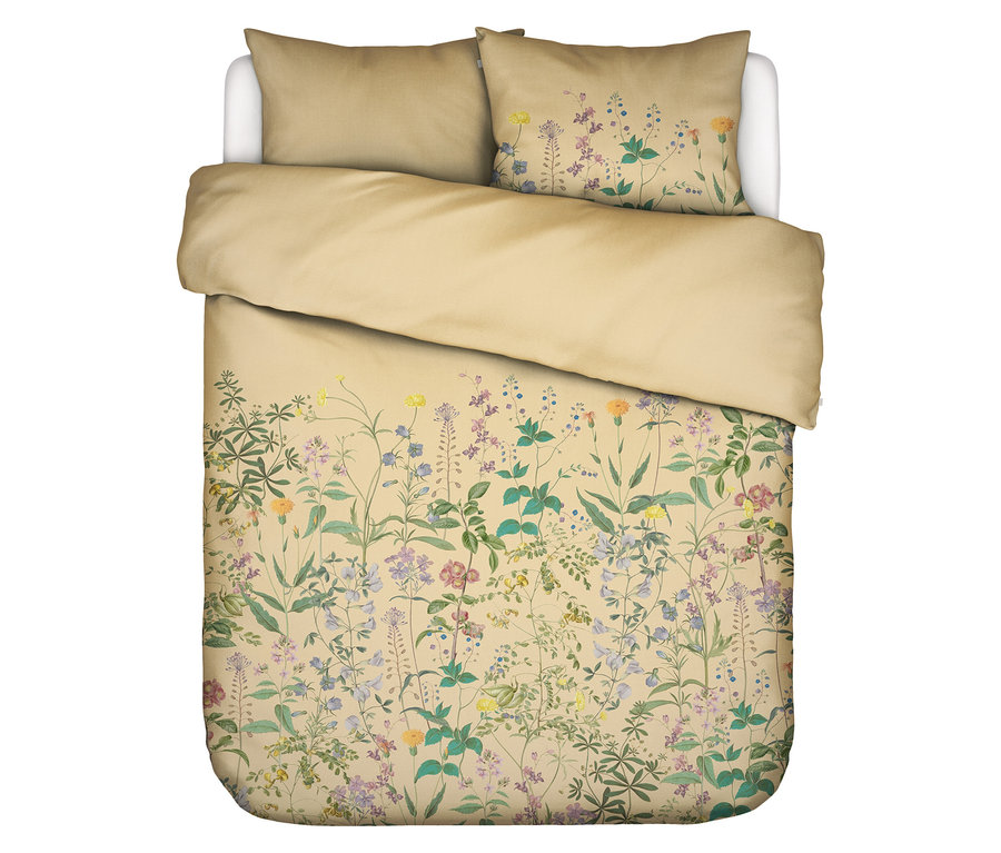 Beige Bettwäsche mit Blumenmuster, bestehend aus Kissen und Bettdecke.