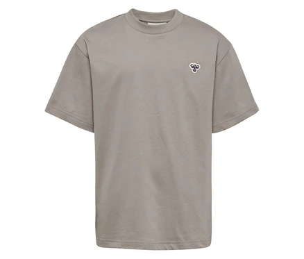 Braunes, loses hummel® HMLJR T-Shirt mit kurzem Arm und kleinem Logo auf der Brust.