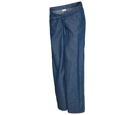 Die weite MAMALICIOUS Jeans »MLJAMAICA« in Denimblau mit Bindeband ist seitlich vor hellem Hintergrund zu sehen.