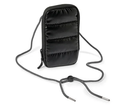 Schwarze, gesteppte Handytasche mit Kordel zum Umhängen vor einem weißen Hintergrund.