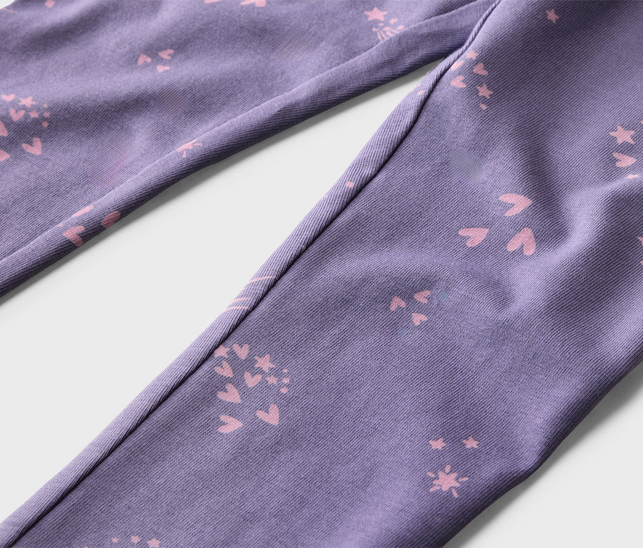 Nahaufnahme einer lila Hose mit rosa Herz- und Sternmuster.