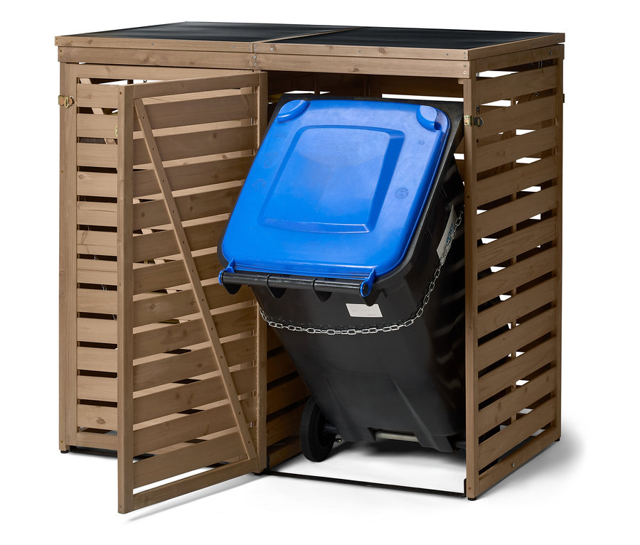 Eine blaue Mülltonne steht in einem offenen, hölzernen Mülltonnenbox mit einem schwarzen Dach.