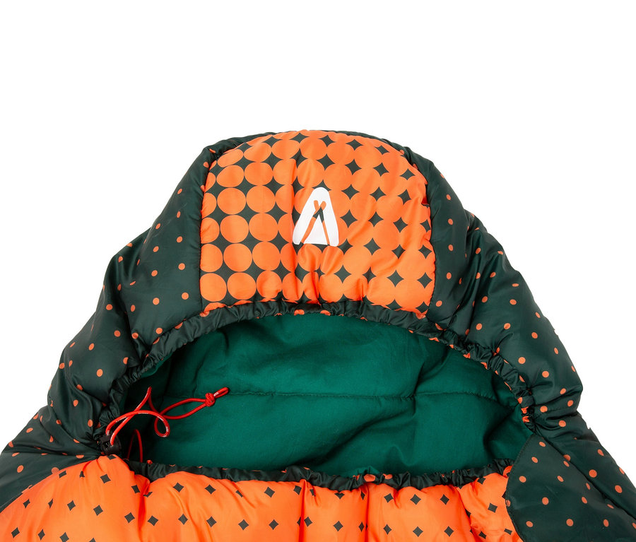 Detailansicht eines Schlafsacks mit Kapuze, grün mit orangen Punkten und orangem Muster mit schwarzen Rauten, Innenfutter grün.