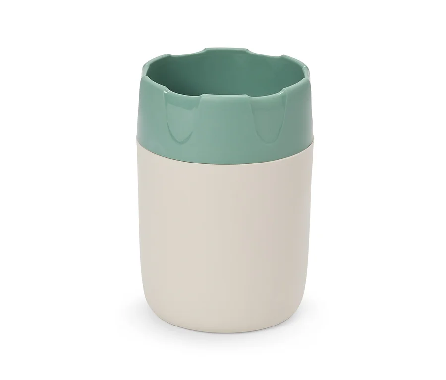 Ein zweifarbiger Becher, hellbeige und hellgrün.