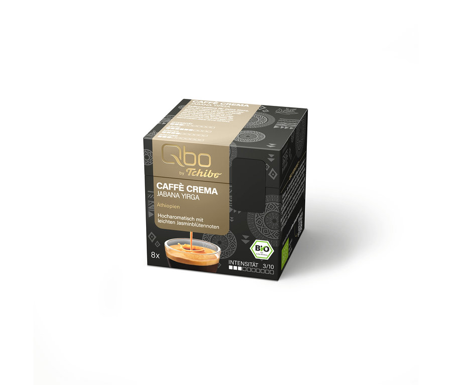 Schwarze Verpackung der Qbo Caffè JABANA YIRGA - 8 Kapseln mit goldbraunen Mustern, Qbo by Tchibo Logo, BIO-Siegel und Intensität 3/10. Eine Tasse Kaffee mit Crema ist abgebildet.