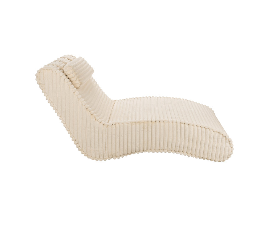 Cremefarbene Cord-Chaiselongue mit geschwungenem, liegendem Design und erhöhter Kopfstütze, vor weißem Hintergrund.