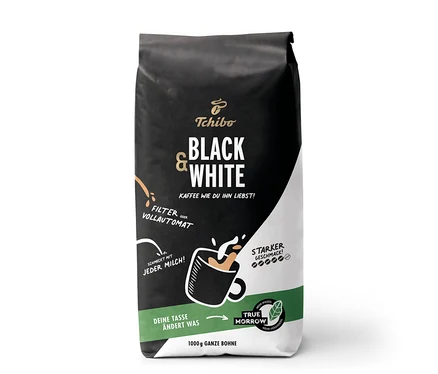 Eine 1 kg Packung Tchibo Black & White Ganze Bohne Kaffee.