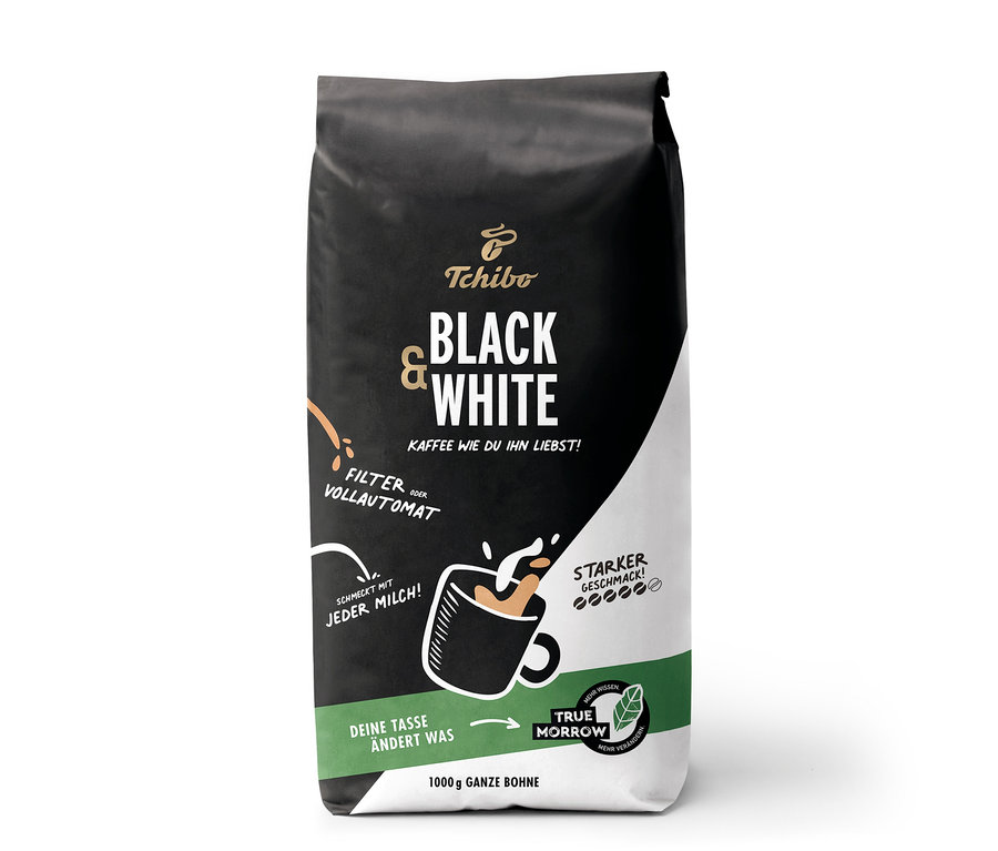 Eine 1 kg Packung Tchibo Black & White Ganze Bohne Kaffee.