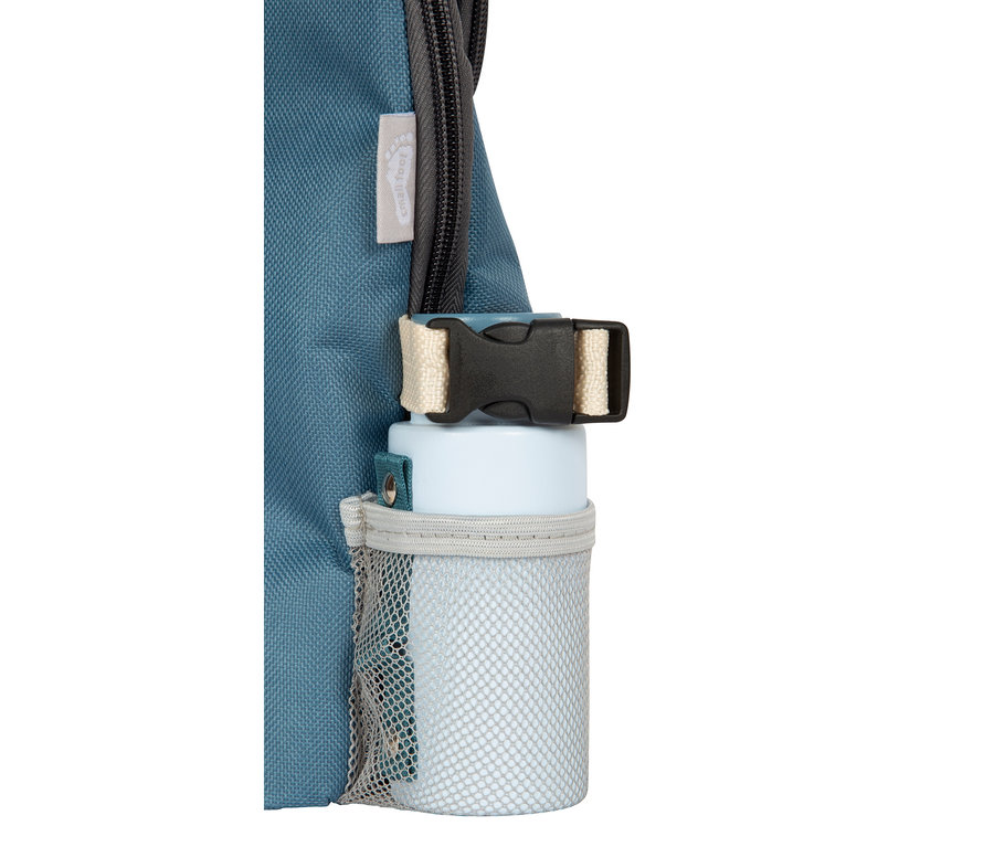 Detail eines blauen Rucksacks mit einer weißen Flasche in einer Netztasche und einer schwarzen Schnalle.