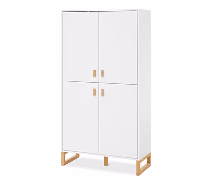 Weißer Schrank mit vier Türen und hellen Holzgriffen, stehend auf hellen Holzbeinen.