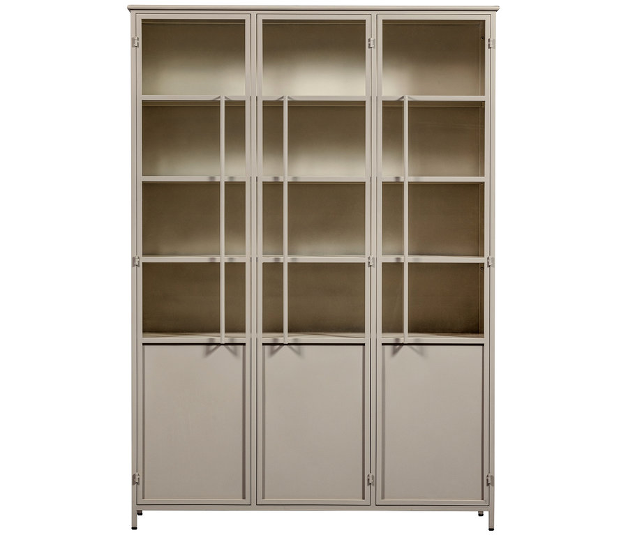 Heller, dreiteiliger Vitrinenschrank mit Glasfronten im oberen Bereich und geschlossenen Türen unten. Der Schrank hat mehrere Regalböden und eine Metallrahmenoptik.