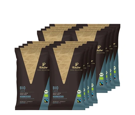 Eine Reihe von Packungen gemahlenem Tchibo Vista Collection Bio Filterkaffee.
