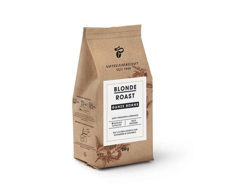Eine braune Papiertüte mit 250 g Tchibo Blonde Roast Ganze Bohne Kaffee, deren weißes Etikett die helle Röstung, den zart-fruchtigen und süßlichen Geschmack sowie die 100% Arabica-Herkunft beschreibt.