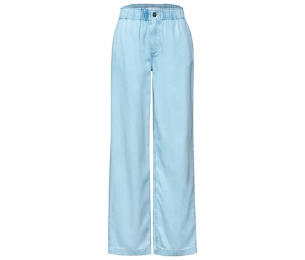 Hellblaue Street One Jeans »Emee« mit weitem Bein, elastischem Bund und einem dunklen Knopf vorne.