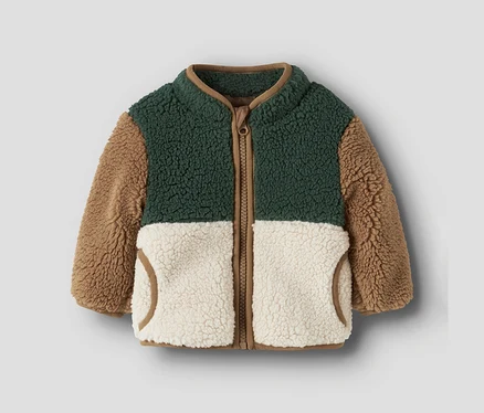 Dreifarbige Fleecejacke für Kinder in Dunkelgrün, Beige und Braun mit Reißverschluss und Taschen.