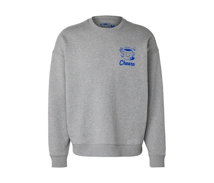 Graues Unisex Coffee Crew Sweatshirt mit blauem Aufdruck einer Kaffeetasse und dem Wort Cheers.
