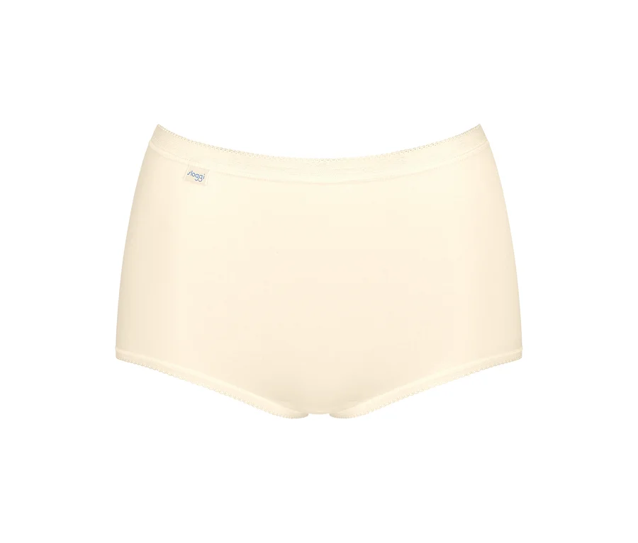 Ein hellbeiger sloggi Basic+ Maxi Slip mit sloggi Logo am Bund und gewellten Rändern.