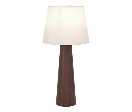 Eine beleuchtete Lampe mit einem dunkelbraunen, konischen Holzsockel und einem hellen, konischen Stoffschirm.