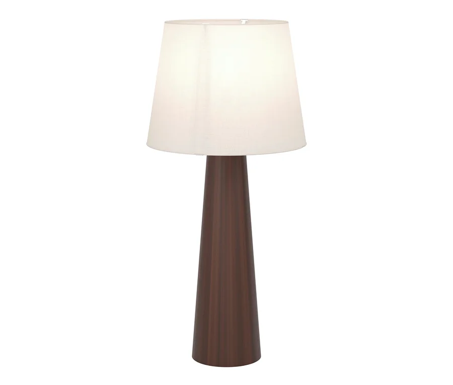 Eine beleuchtete Lampe mit einem dunkelbraunen, konischen Holzsockel und einem hellen, konischen Stoffschirm.