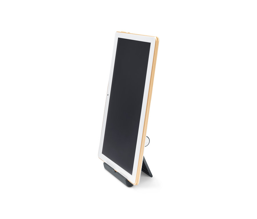 Tablet steht in einem schwarzen Smartphone- und Tablet-Ständer.