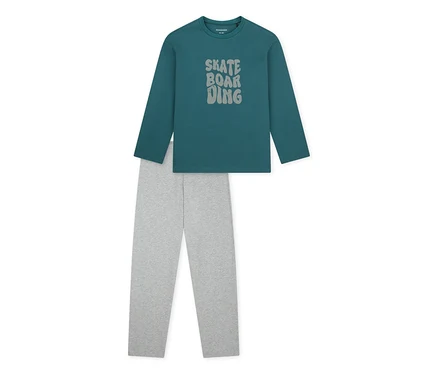 SCHIESSER Kinder-Pyjama »Skate«: Ein teal-farbenes Langarmshirt mit „SKATE BOARDING“-Aufdruck und eine graue Hose.