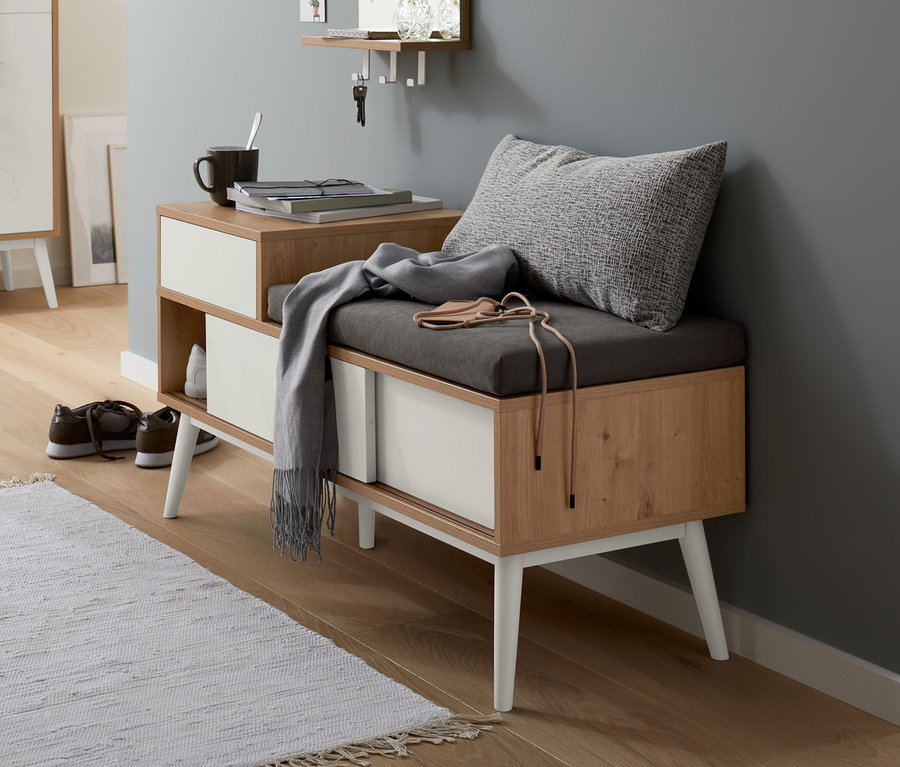 Flur mit Sitzbank mit Schuhfach, Spiegel und Schrank.