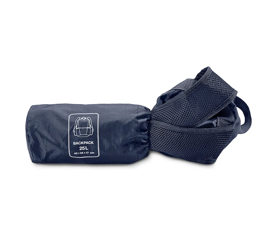Ein Faltbarer Rucksack, zusammengerollt, mit den Riemen daneben.