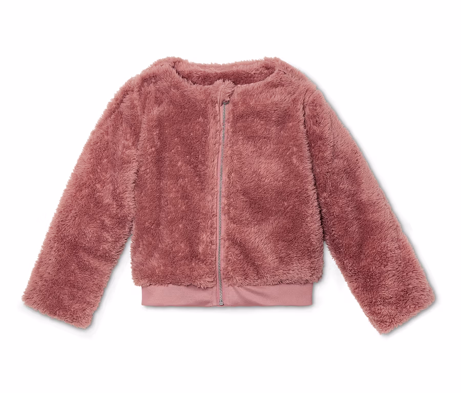 Eine rosa Plüschjacke liegt auf einem weißen Hintergrund.
