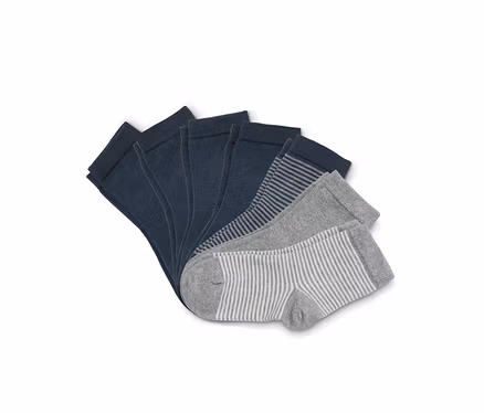 Fächerförmig angeordnete Socken in verschiedenen Farben und Mustern.
