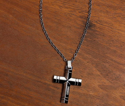 Amor Unisex-Halsschmuck mit Kreuz-Anhänger auf einem Holztisch.