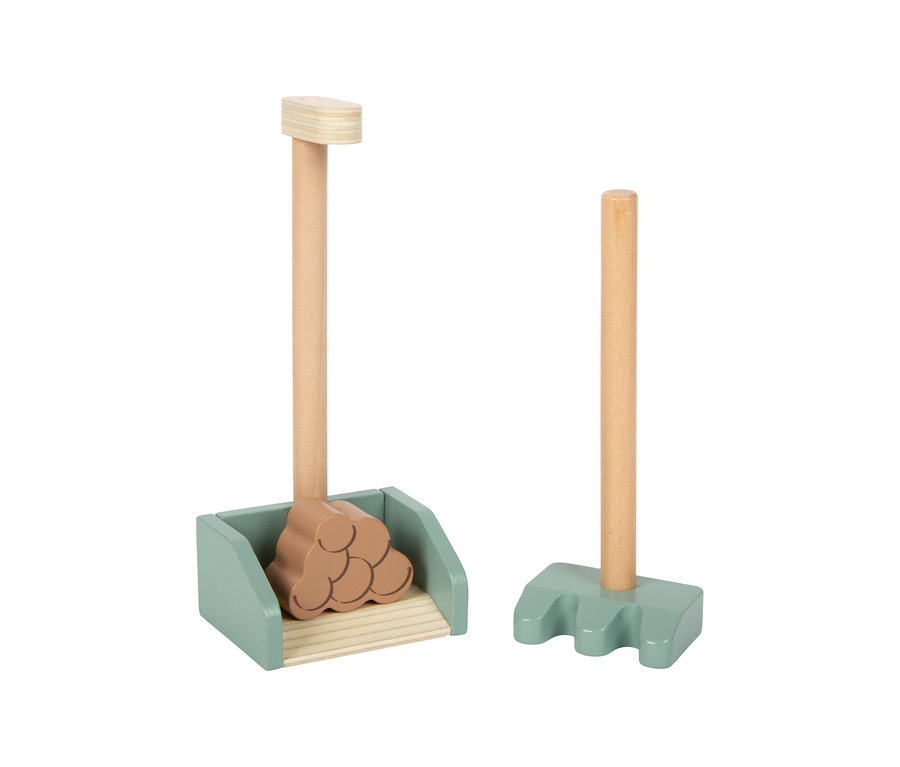 Zwei Holzspielzeuge aus dem small foot Spielset Pferd mit Stall: eine hellgrüne Kehrschaufel mit braunem Pferdemist und ein hellgrüner Rechen.