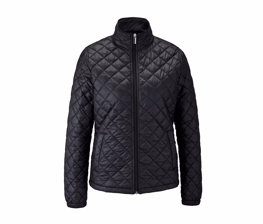 Schwarze Steppjacke mit Reißverschluss vorne.