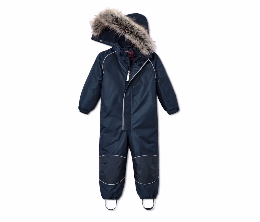 Blauer Schneeanzug mit recyceltem Material.