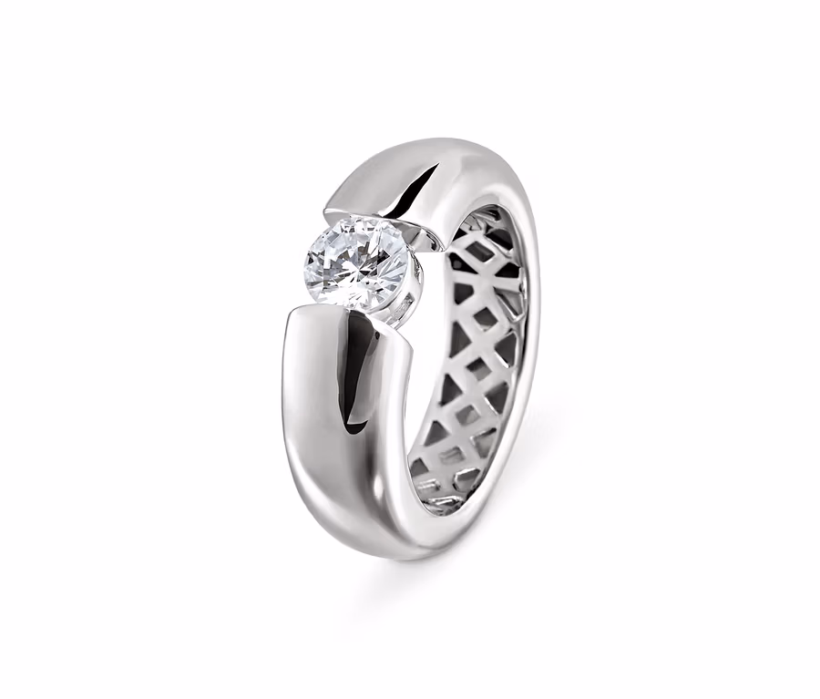 Nahaufnahme eines Rings aus 925er Silber mit Zirkoniasolitär »Premium Collection«.