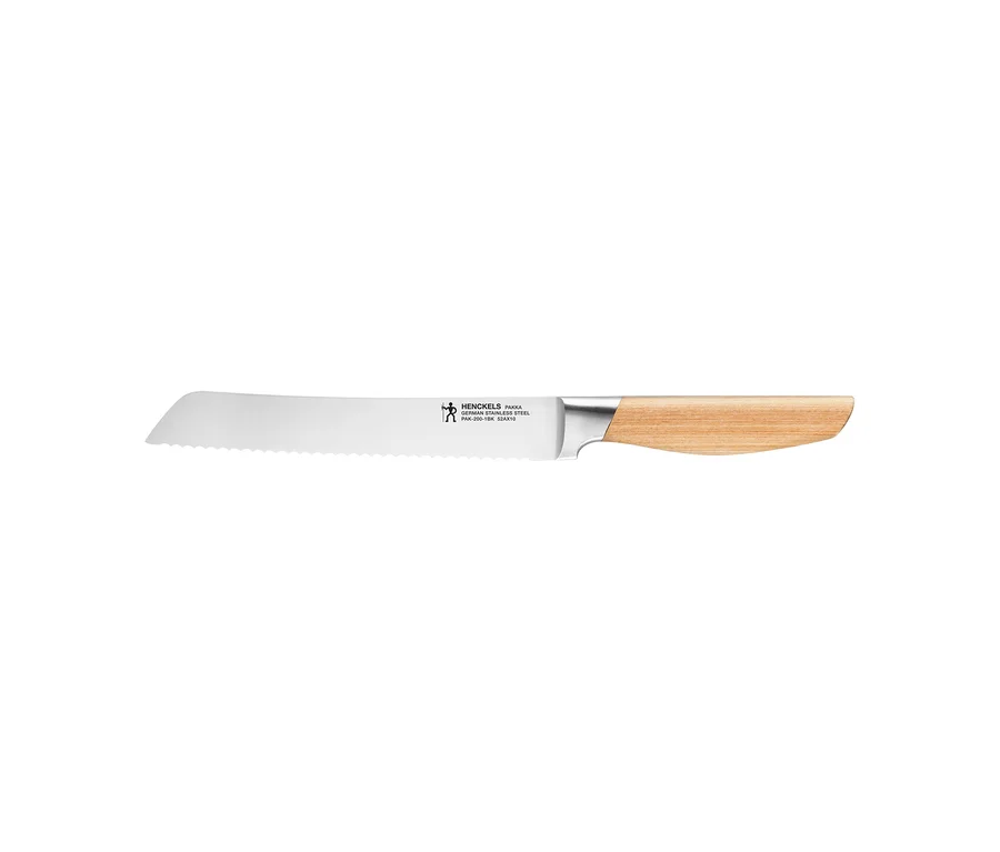 Ein Henckels by ZWILLING »Pakka« Brotmesser mit gezackter silberner Klinge und hellem Holzgriff.
