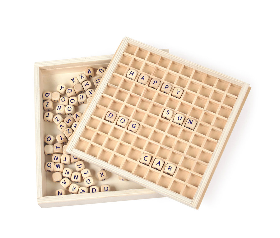 small foot Wörter legen »Educate« Holzspielzeug mit Buchstabenwürfeln in Holzkiste, die Wörter bilden.