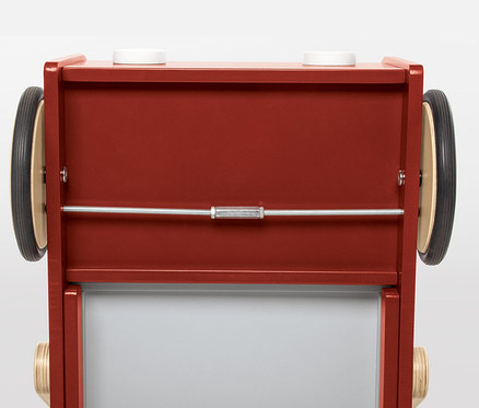 Detailansicht des roten Pinolino Lauflernwagens »Feuerwehrauto Fred« mit Rädern und Metallstange.