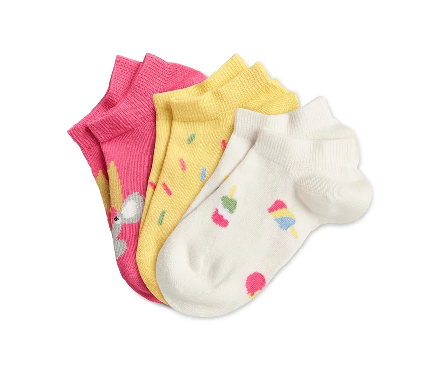 Drei Paar Kinder-Sneakersocken mit Motiven. Eine rosa Socke mit Maus, gelbe Socken mit bunten Punkten und weiße Socken mit Eis.