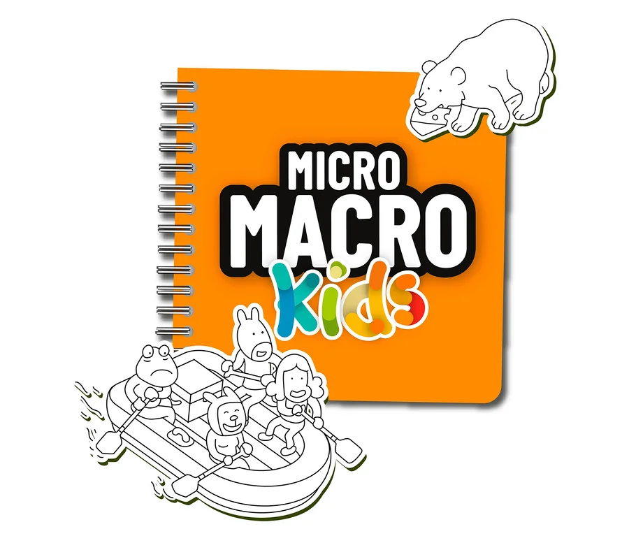 Ein orangefarbenes Spiralnotizbuch mit dem Logo 'MICRO MACRO Kids' für das Spiel »MicroMacro Kids: Der verrückte Stadtpark«. Eine Bärenzeichnung isst Käse oben rechts, und vier Charaktere raften unten links.