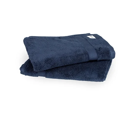 Zwei gefaltete blaue SCHÖNER WOHNEN-Kollektion »Cuddly« Badetücher liegen übereinander.