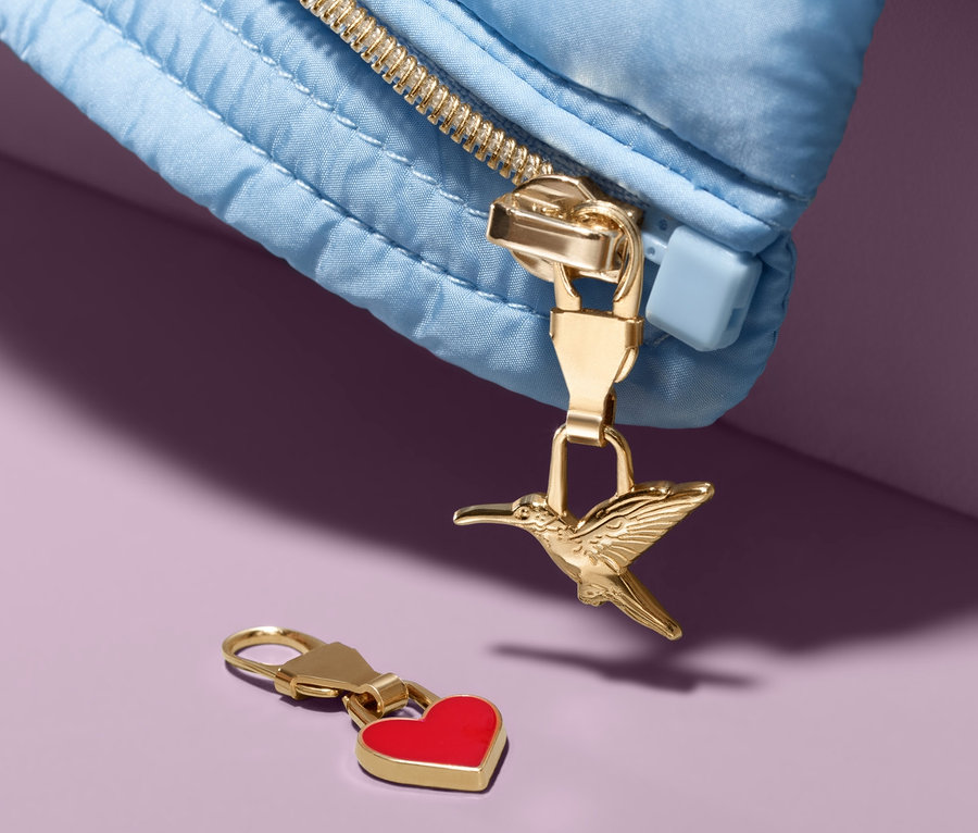Detail einer blauen Jacke mit dekorativen Reißverschlussanhängern. 6 Fashion-Reißverschlussanhänger.