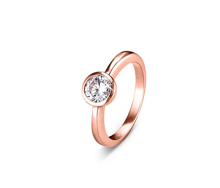Detailansicht eines Solitär-Silberrings, rosévergoldet mit Zirkonia.