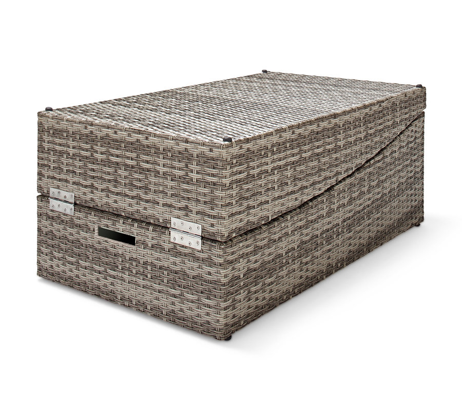 Eine zusammengeklappte klappbare Gartenliege aus Polyrattan.