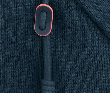 Detailansicht eines Strickfleece-Mantels mit orangefarbener Kordel.