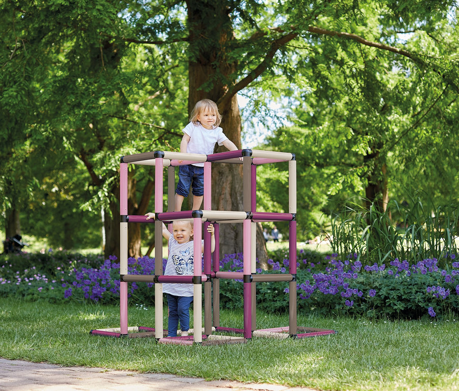 Kinder spielen auf Quadro-Home-KLETTERPYRAMIDE, berry.