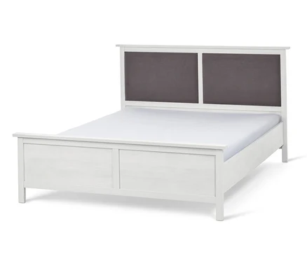 Weißes Bett mit gepolstertem Kopfteil mit zwei grauen Rechtecken, ca. 180 x 200 cm.
