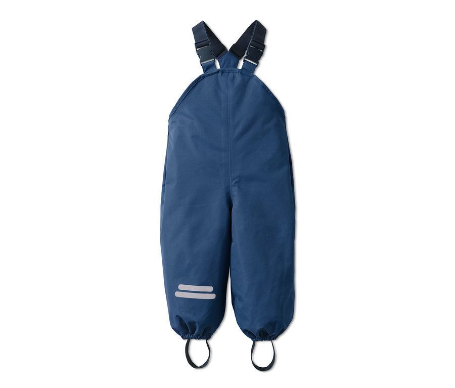 Blaue Regenhose mit Latz und Reflexstreifen am Bein, liegend auf weißem Hintergrund.