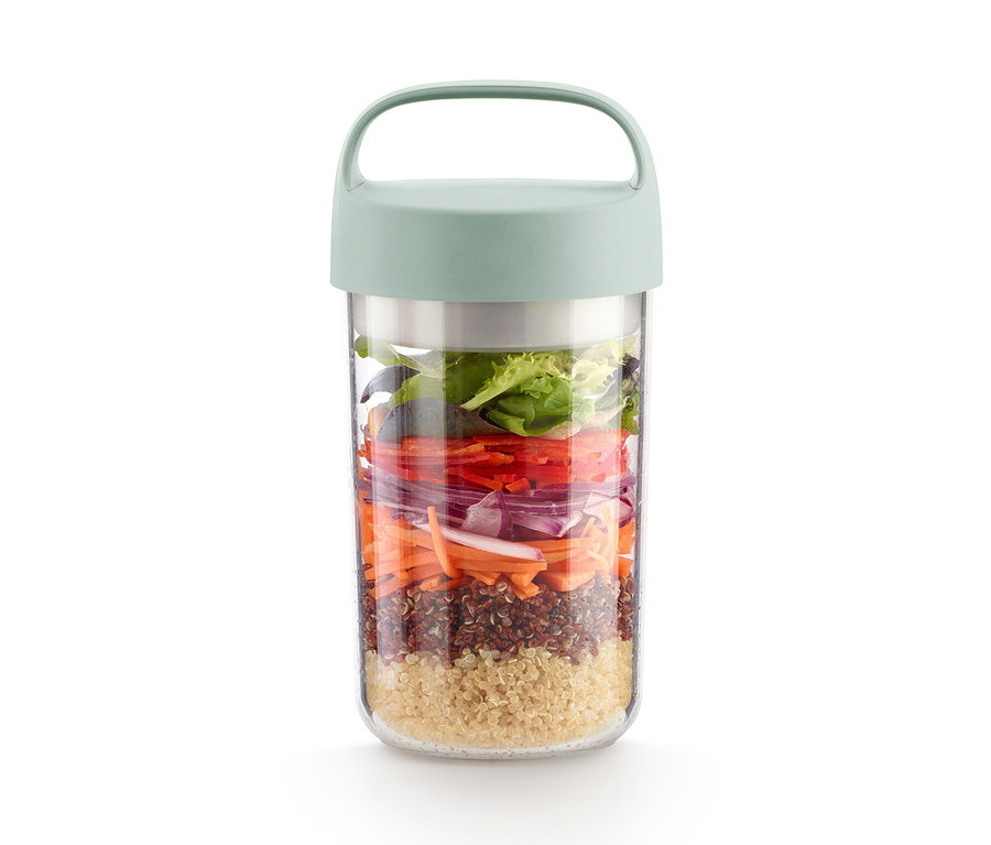 Eine To-go-Lunchbox gefüllt mit einem geschichteten Salat.